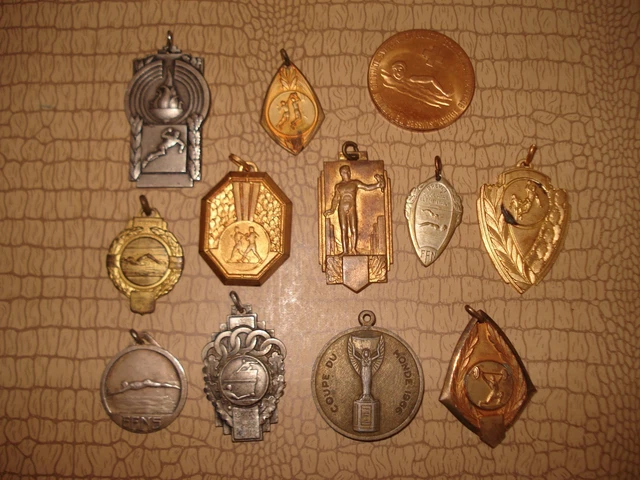 Lot De 12 Médailles Sportives Anciennes - Natation, Volleyball - France - 1950-60