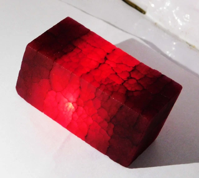 Énorme naturel 232,35 ct rubis rouge terre brute extraite