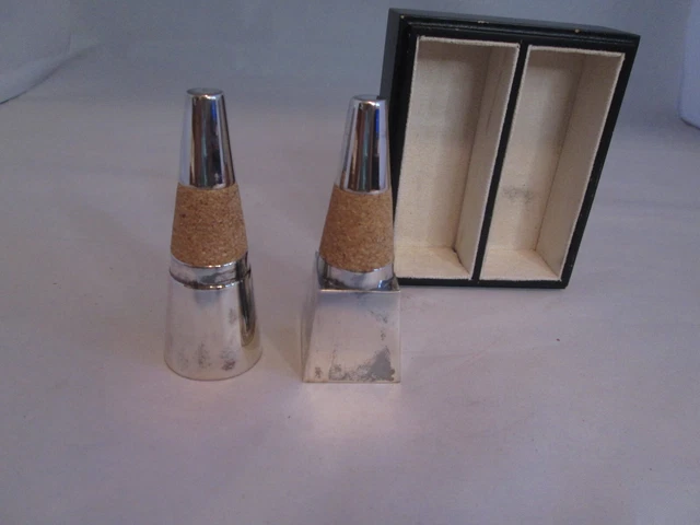 Sobre rojo tapones de vino enchapados en plata firmados A 2 7/8 pulgadas de alto cuadrado redondo