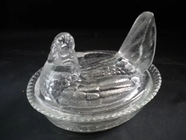 Ancienne poule en verre moulé