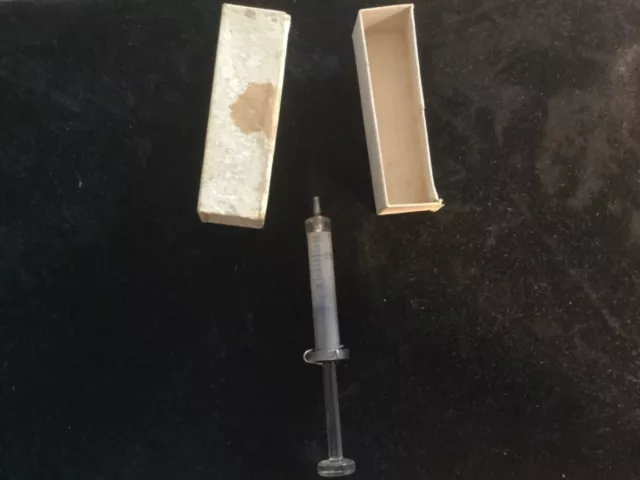 Alte Glasspritze für Medizin Bereich mit Original Karton Schachtel um 1900