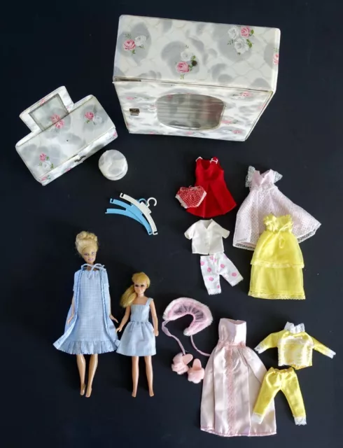 armoire penderie coiffeuse maison poupée vintage et deux Barbie Mattel avec vête