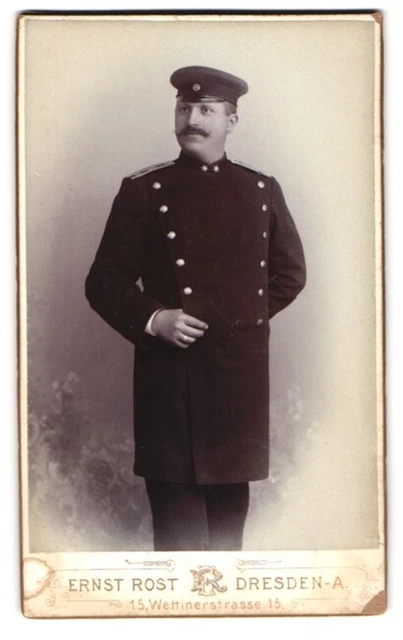 Fotografie Ernst Rost, Dresden, Wettinerstr. 15, Staatsbeamter in Uniform mit S