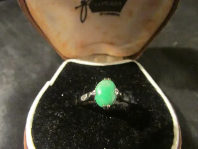 Lovely Art Deco Chinese 18ct White Gold & Natural Jade Ring