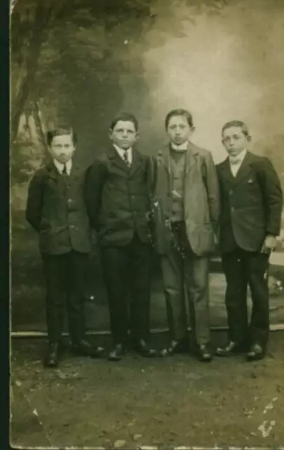 Carte photo ancienne quatre jeunes hommes dont deux frères prenant la pose