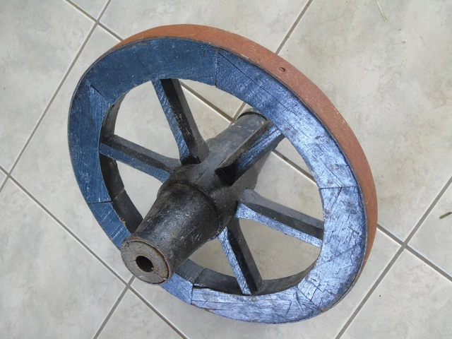 Ancienne roue en bois sur support métallique | €169