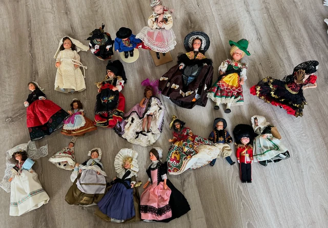 Lot de 52 poupées folkloriques, dentelles véritables, tissus anciens