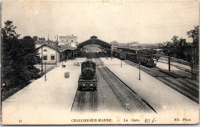 51 CHALONS SUR MARNE - vue de la gare (trains).