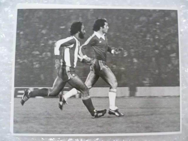 Press Photo 1981 World Cup Qualifying Chile's Gustaro Moscoso Chased Aufich