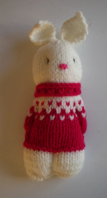 Lapin garçon tricoté à la main avec radis