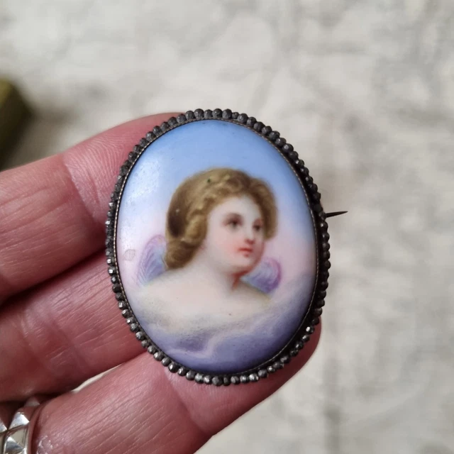 Broche Ancienne En Porcelaine Peinte Vers 1900 - Décor Délicat, Bon état Général