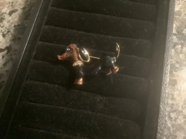 Vintage 1970s enamel dachshund pin! 1 1/4 inches…small and wonderful!