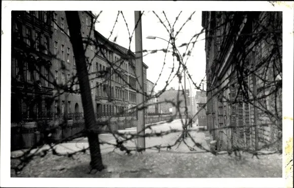 Foto Ak Berlin, Innerdeutsche Grenze, Berliner Mauer, Stacheldraht - 10795117