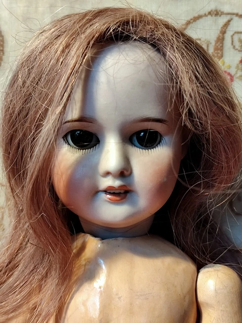 POUPEE ANCIENNE EN PORCELAINE 16 CM. Breton D' ORIGINE Unis
