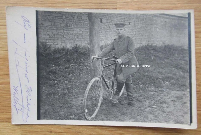 Altes Foto deutscher Soldat mit Fahrrad 1.WK
