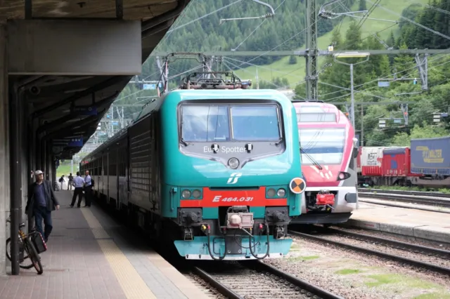 B173 35mm Slide Trenitalia Class 464 464031 @ Brenner