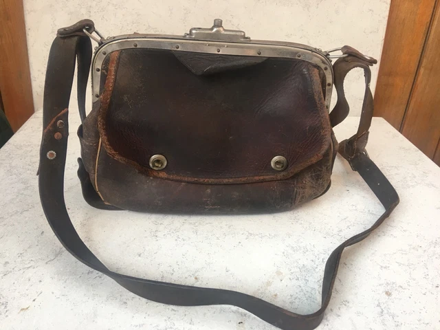 2 Pochettes Anciennes En Cuir Marron - Occasion Vintage - Tressage Qui S'effrite