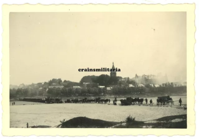 Orig. Foto Vormarsch über Loire Notbrücke in brennendes GIEN Frankreich 1940