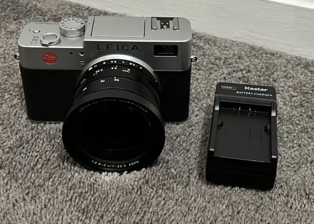 Leica Digilux 2 Digital Black & Silver Point & Shoot Camera  AS-IS for Parts