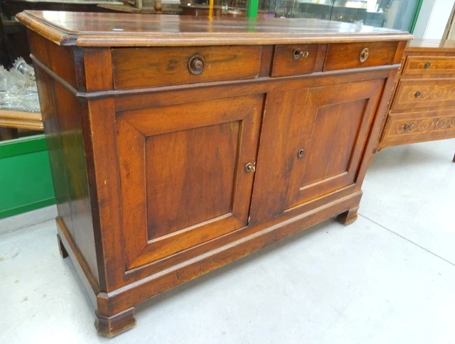 Credenza a due ante e tre cassetti in noce '800 fronte 154 cm