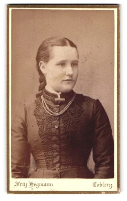 Fotografie Fritz Hegmann, Koblenz, Clemensstr. 15, Junge Dame mit Kragenbrosche