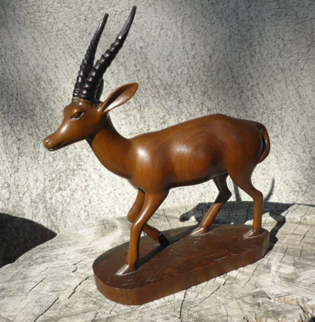 Antilope en bois sculpté – artisanat africain