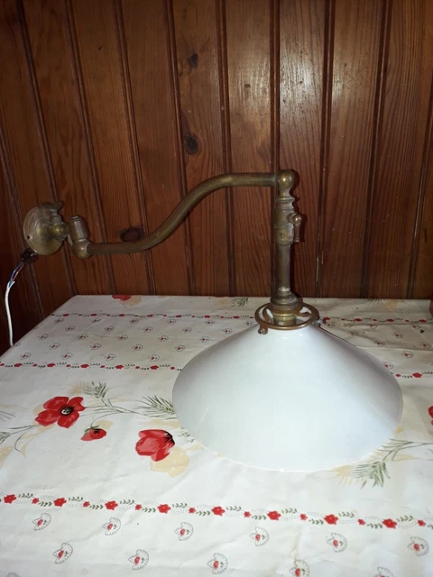 Ancienne applique murale au gaz en laiton  avec son opaline blanche tg