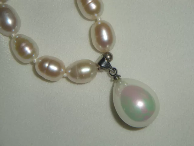 collana di perle di fiume bianco iridescente e goccia in conchiglia, Argento 925