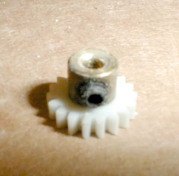 18 Tooth Pinion Gear White Teeth Brass Center AMT .093" Hole 36D Motor 1960s NOS