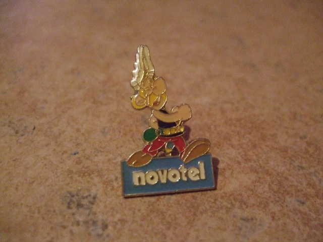 Pin's PARC ASTERIX siglé UDERZO 1991 ALBERT RENE