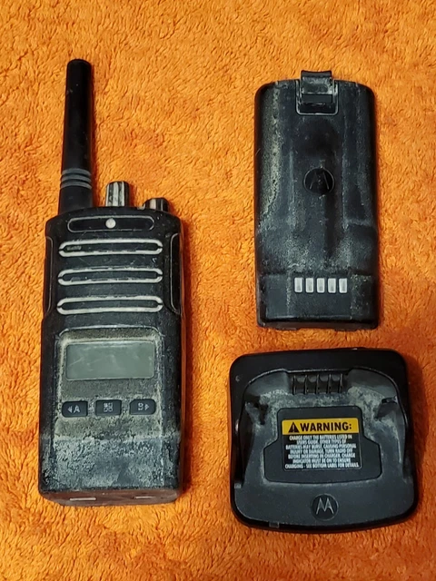 Motorola RMU2080d UHF Two Way Radio w/ Display &  Charger & Extra Battery