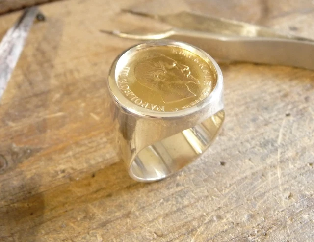 Chevalière En Argent Massif – Design Rond Avec Pièce Souverain En Or – Neuve Dans Son écrin