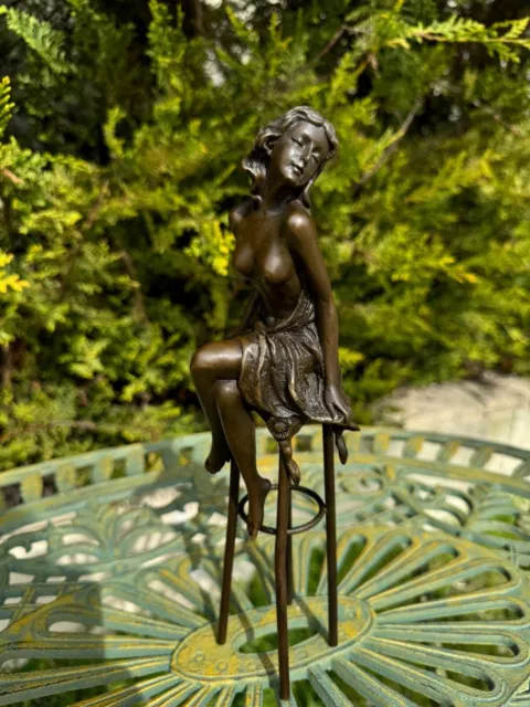 Femme Sexy Sur Tabouret En Bronze
