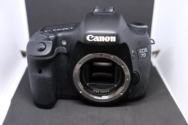 CANON EOS 7D Fotocamera Digitale DSLR 18MP Solo Corpo - Solo 20000 ...