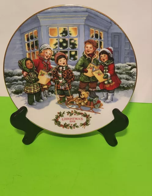 VINTAGE AVON 1991 "Perfect Harmony" Christmas Collector Plate