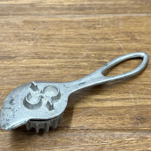 VINTAGE ALUMINUM PIE Crust Edge Crimper Trimmer Pastry Wheel Cutter