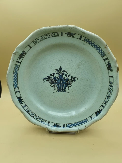 ROUEN XVIIIe plat rond à revers brun décor rustique au panier fleuri, L 29 cm