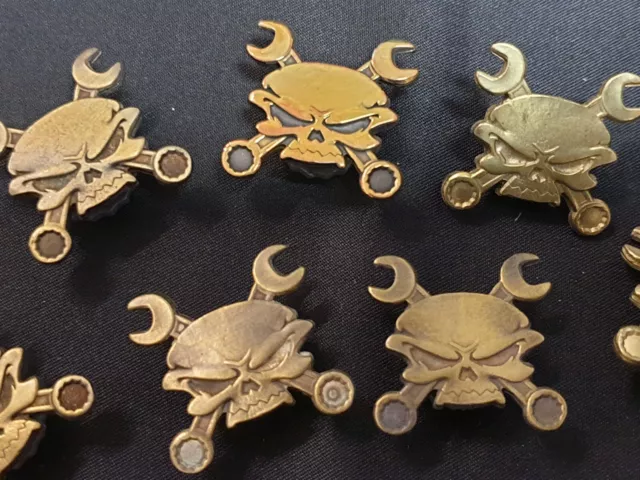 10 x Biker Pin Maulschlüsseln Mechaniker Schrauber Kolben Totenkopf 3