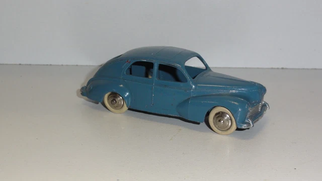 Une Peugeot 203 bleu foncé de Dinky Toys - France