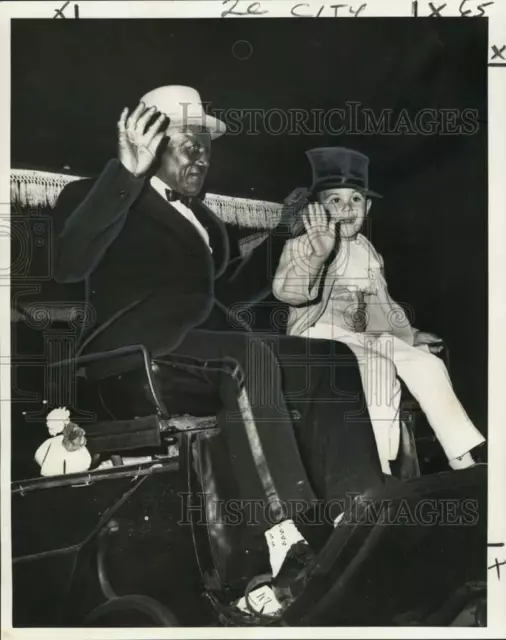 1966 Press Photo Joe Davis and March Sancho in a carriage during Spring Fiesta