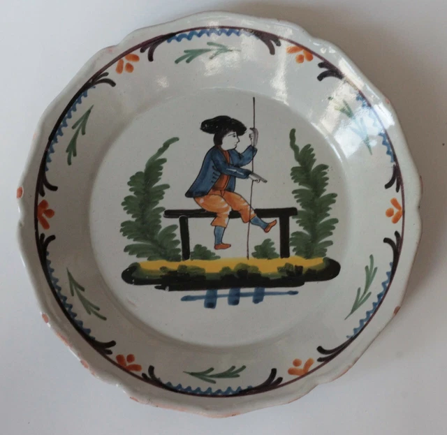 Assiette en faïence de Nevers, début XIXe siècle.