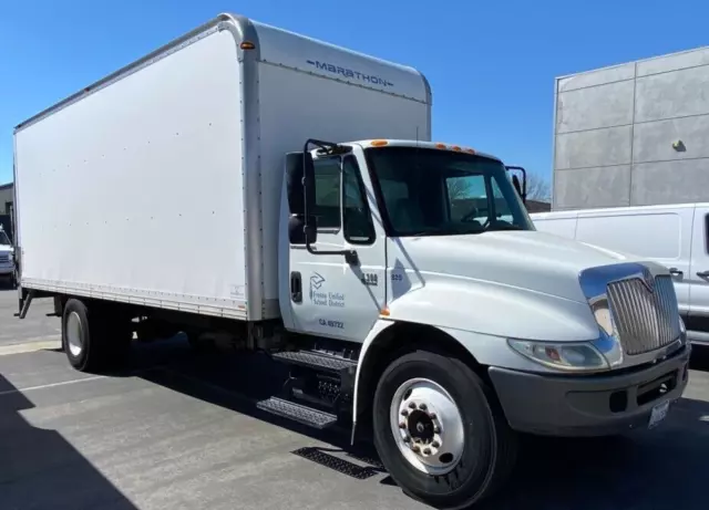 2005 International DuraStar 4300 DT466 22ft. Box Truck with Maxon liftgate