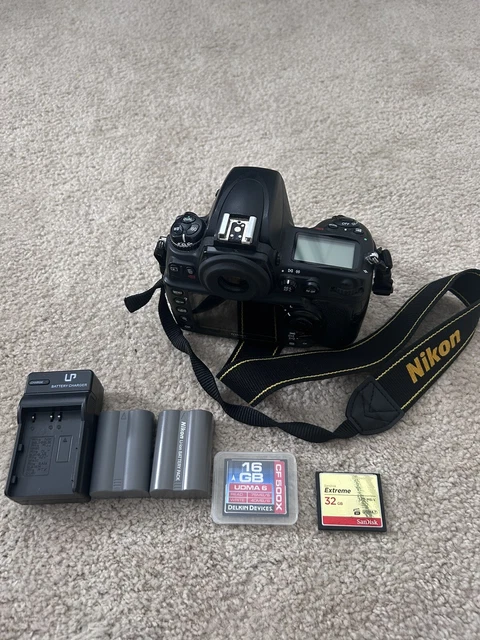Nikon D700 12.1 MP Digital SLR Camera - Black (Body Only) 2
