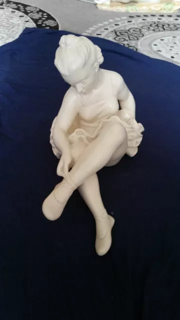 alte große sitzende Ballerina aus Keramik  gemarktet in weiß Modellnr,165 2