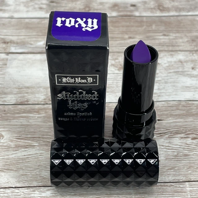NUEVO - Kat Von D - Beso tachonado - Lápiz labial crema - Roxy - 0,12 oz - Descontinuado