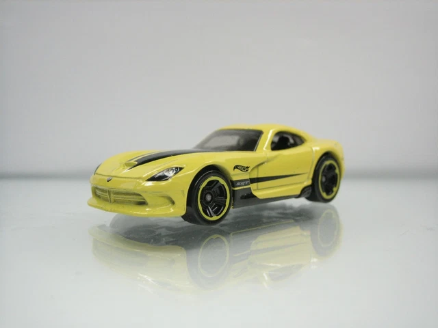 Diecast Hot Wheels Dodge Viper 2016 Yellow Good Condition