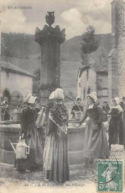 Cpa 63 A La Fontaine Du Village En Auvergne