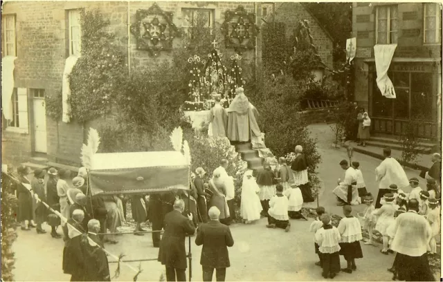 LA CARNEILLE cpa carte photo  baptême des cloches de l'église 1923 procession