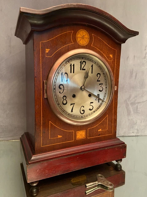 Horloge pendule milieu XXe en acajou noyer à décor marqueté signé Kienzle