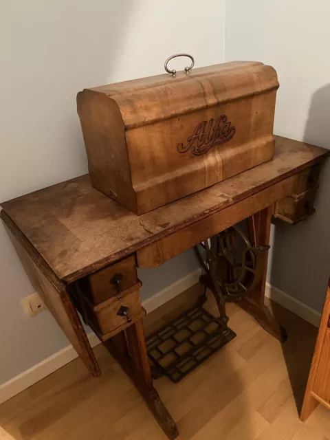 Antigua máquina de coser ALFA de 1942 + pie/mesa completo